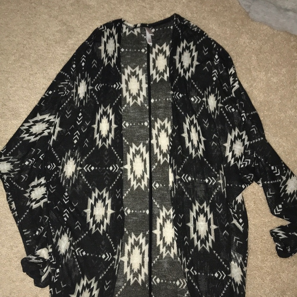 Xhilaration Black & Cream Sweater